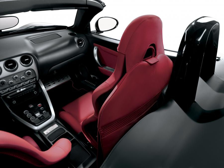 Интерьер Alfa Romeo 8C Spider 2008 года  (фото 16 из 46)